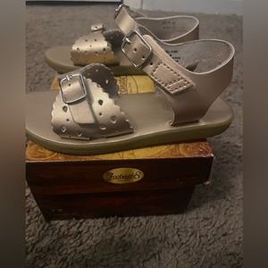 Used toddler girl sandals. Great condition